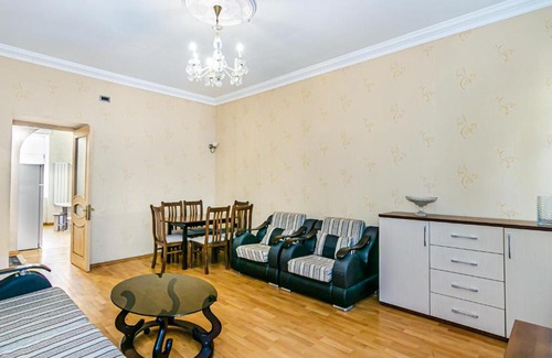 Sabayil Apartment | Eco-Friendly Malakan Garden Residence with Hot Tub & Breakfast