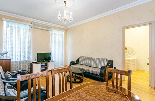 Sabayil Apartment | Eco-Friendly Malakan Garden Residence with Hot Tub & Breakfast