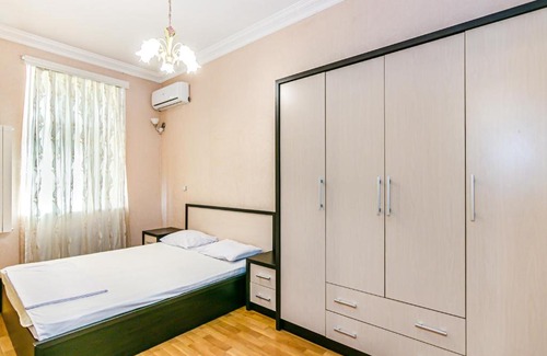 Sabayil Apartment | Eco-Friendly Malakan Garden Residence with Hot Tub & Breakfast