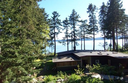 Powell River House | Seaside Retreat at Malaspina Strait Cottage – Guest Rated 9.8