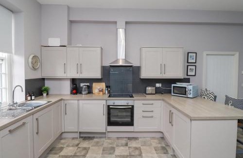 Alnmouth House | Malcolm Miller House: A 4-Star Pet-Friendly Retreat