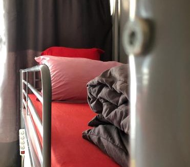 Cite Paul Eluard House | Cozy Double Room Steps from Metro 5 for Your Stay