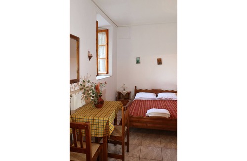 Kosmas House | Discover Maleatis Apollo: Ideal Family Getaway with Dining