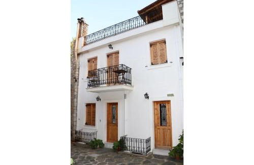 Kosmas House | Relax at Maleatis Apollo Guesthouse with Family-Friendly Amenities