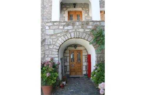 Kosmas House | Relax at Maleatis Apollo Guesthouse with Family-Friendly Amenities
