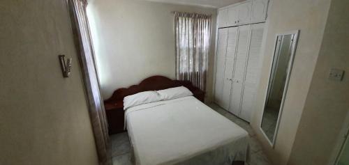 Howells Apartment | Family-Friendly Retreat at Malfranza Apartments with Breakfast