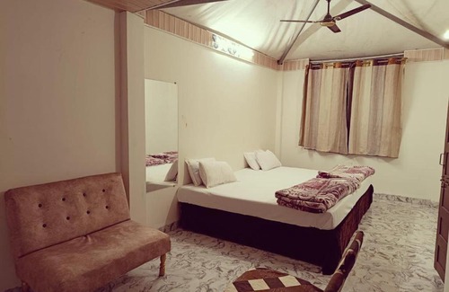 Ujjain Hotel | Family-Friendly Malhotra Restaurant and Resorts Awaits You