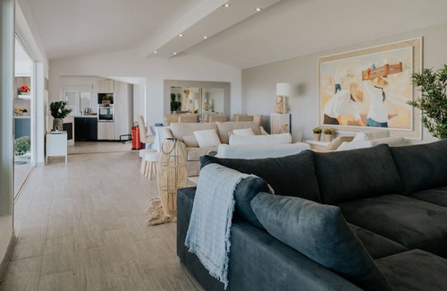 El Chorrillo Villa | Oceanfront Malibú Ocean Villa with Pool & Spa - Rated 9.8