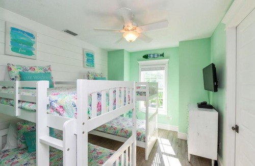 Holmes Beach House | Beachside Bliss at Malibu Beach by AMI Locals