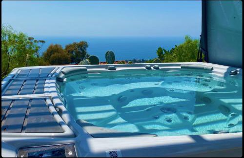 Malibu Villa | Malibu Glass House: Architectural Gem with Ocean Views