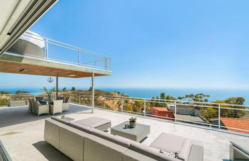 Malibu Villa | Malibu Glass House: Architectural Gem with Ocean Views