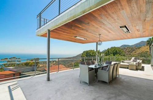 Malibu Villa | Malibu Glass House: Architectural Gem with Ocean Views