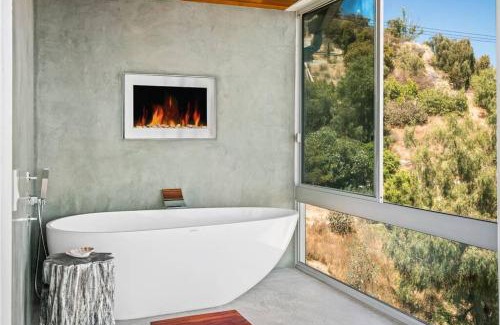 Malibu Villa | Malibu Glass House: Architectural Gem with Ocean Views