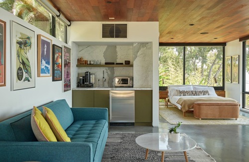 Eastern Malibu House | Malibu Mid-Century Modern Studio with Ocean Views & Breakfast