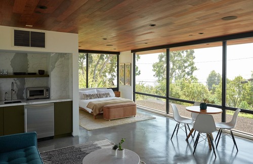 Eastern Malibu House | Malibu Mid-Century Modern Studio with Ocean Views & Breakfast