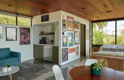 Eastern Malibu House | Malibu Mid-Century Modern Studio with Ocean Views & Breakfast