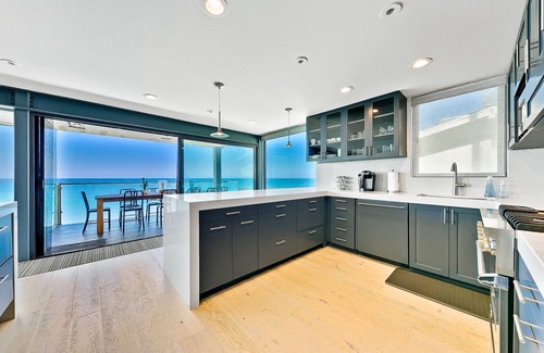 Eastern Malibu House | Malibu Modern Paradise: Oceanfront Views & Spa Retreat