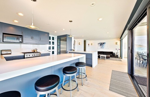 Eastern Malibu House | Malibu Modern Paradise: Oceanfront Views & Spa Retreat