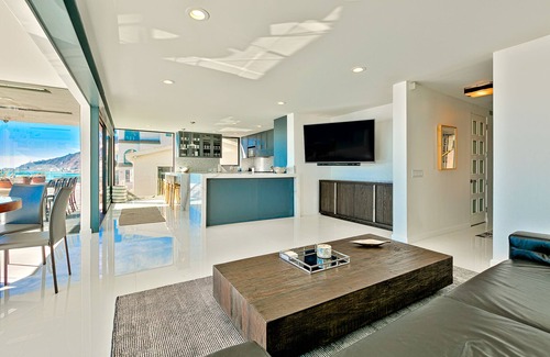 Eastern Malibu House | Malibu Modern Paradise: Oceanfront Views & Spa Retreat
