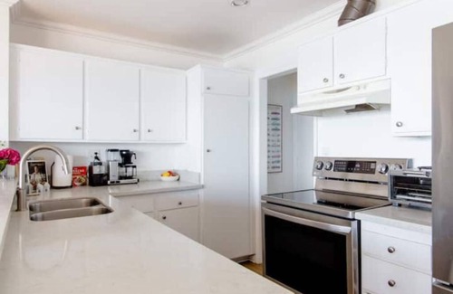 Pacific Palisades Condo | Malibu Oasis: Oceanside Retreat with Spa & Pet-Friendly Perks