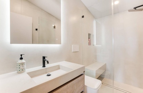 Malibu Condo | Modern Surf Break Paradise with Ocean View in Malibu