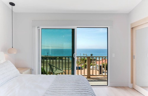 Malibu Condo | Modern Surf Break Paradise with Ocean View in Malibu