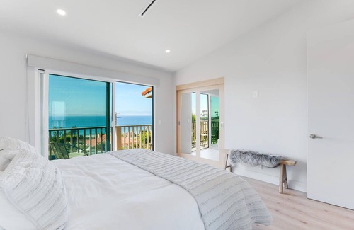 Malibu Condo | Modern Surf Break Paradise with Ocean View in Malibu
