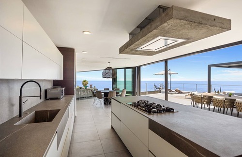 Eastern Malibu House | Malibu Oceana Bleu: Beachfront Views with Pool & Jacuzzi