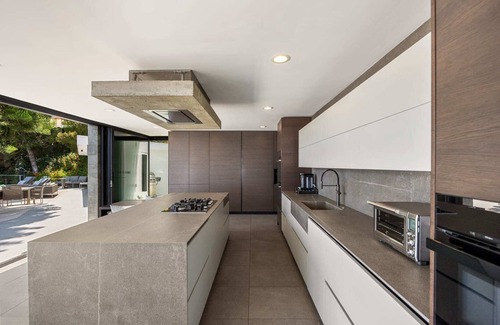 Eastern Malibu House | Malibu Oceana Bleu: Beachfront Views with Pool & Jacuzzi
