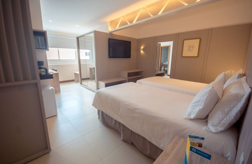 Vilas do Atlantico Hotel | Experience Malibu Plaza Hotel: Family-Friendly & Relaxing