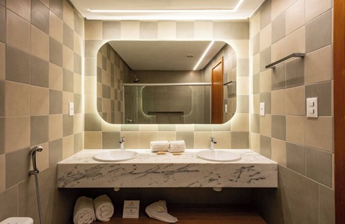 Vilas do Atlantico Hotel | Experience Malibu Plaza Hotel: Family-Friendly & Relaxing