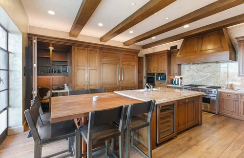 Malibu House | Experience Malibu Rocky Oaks with Oceanfront Luxury Amenities