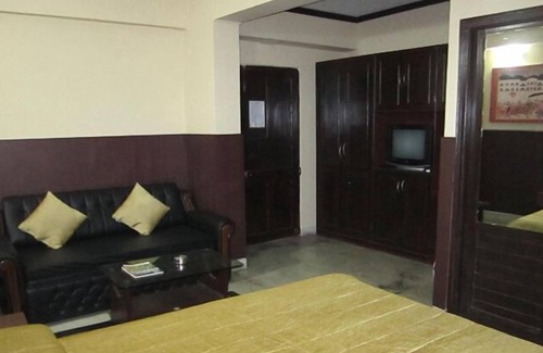 Bhowanipore Hotel | Comfortable Malik Guest House with Kitchen & Breakfast