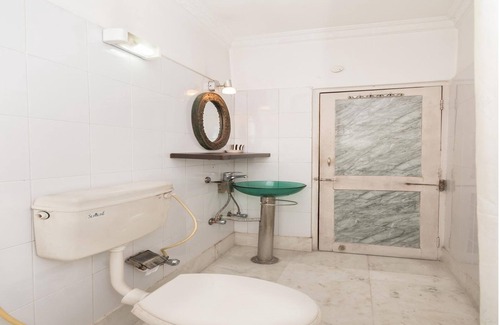 Bhowanipore Hotel | Comfortable Malik Guest House with Kitchen & Breakfast
