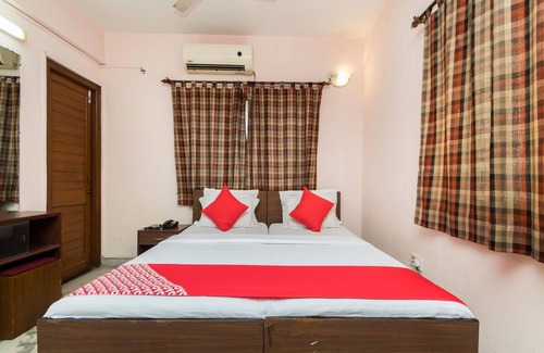 Bhowanipore Hotel | Comfortable Malik Guest House with Kitchen & Breakfast