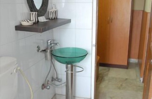 Bhowanipore Hotel | Comfortable Malik Guest House with Kitchen & Breakfast