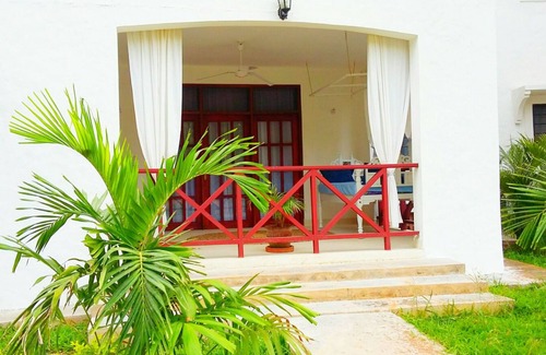 Malindi House | Elegant Malindi Retreat: 3 Bedrooms with Pool & Pet Friendly