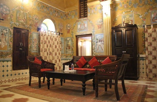 Churu Hotel | Discover Malji ka Kamra: Family-Friendly with Great Amenities