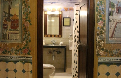 Churu Hotel | Discover Malji ka Kamra: Family-Friendly with Great Amenities