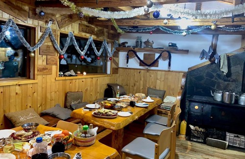 Sapareva Banya Cabin | Cozy Malka Yurta Hut: Oceanfront Retreat for All Ages