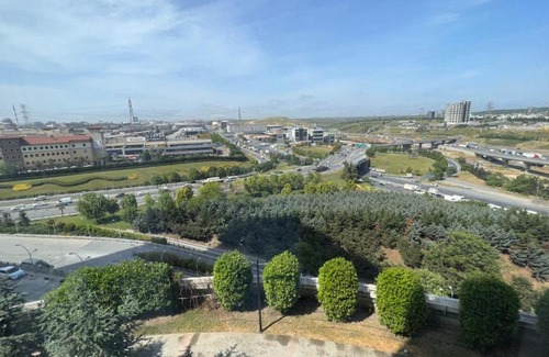 Ikitelli Apartment | Explore Mall of Istanbul: Stylish 1+0 Studio with Pool
