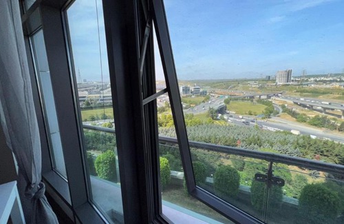 Ikitelli Apartment | Explore Mall of Istanbul: Stylish 1+0 Studio with Pool