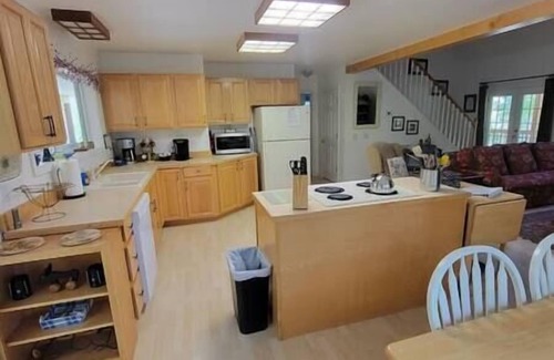 Almond Cabin | Idyllic Mallard Cove: Lakefront Retreat with 2 Kitchens