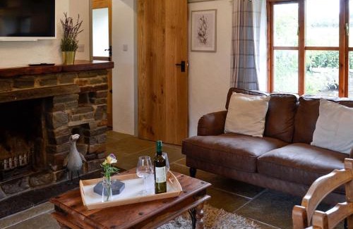 Llangennith House | Explore Mallard: Pet-Friendly Haven with 9.7/10 Rating