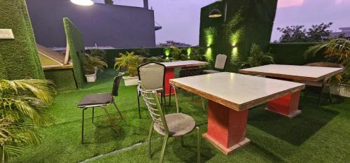 Sector 51 Hotel | Budget-Friendly Mallenzo Suites with Breakfast & Dining