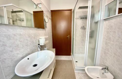 Case Nuove Apartment | Discover Malpensa Home: Family-Friendly Stay Near Lakes