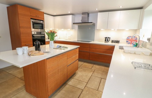 Carterton House | Pet-Friendly Retreat at Malt Barn with Spa & Breakfast