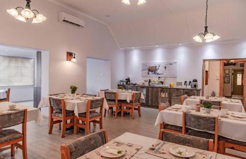 Maltahohe Hotel | Inviting Maltahöhe Hotel: Pool, Restaurant & Family-Friendly