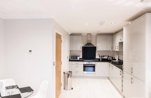 Reading Apartment | Elegant Flat 12: 2-Bed Penthouse with Balcony & Pool
