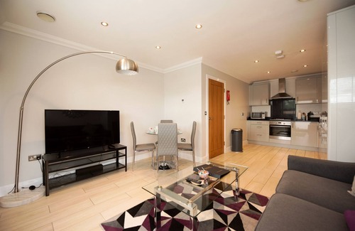 Reading Apartment | Elegant Flat 12: 2-Bed Penthouse with Balcony & Pool